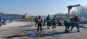 Treibende Person auf der Donau: Einsatz für die Wasserrettung bei kalten Temperaturen